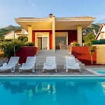 Bona - Private Pool Oasis
