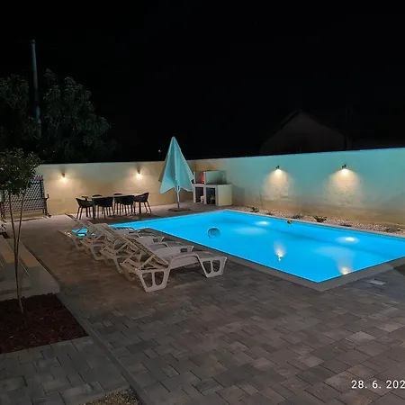 Bona - Private Pool Oasis *