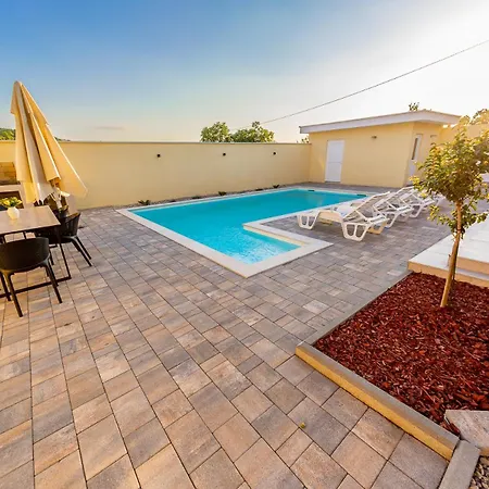 Bona - Private Pool Oasis *