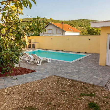 Bona - Private Pool Oasis *