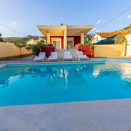 Bona - Private Pool Oasis *