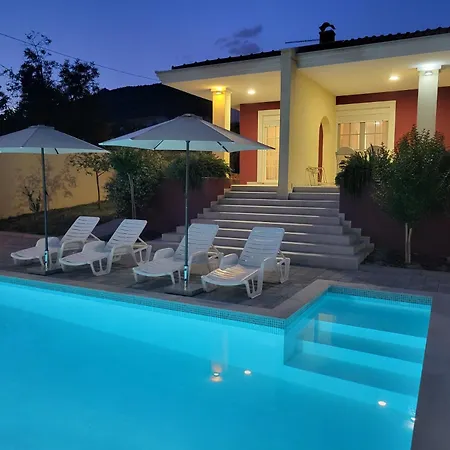 Bona - Private Pool Oasis