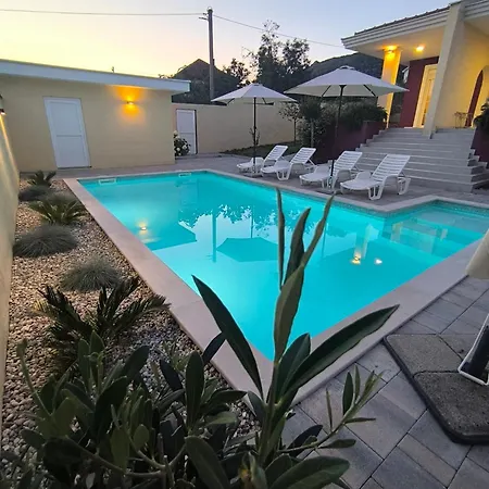 Bona - Private Pool Oasis