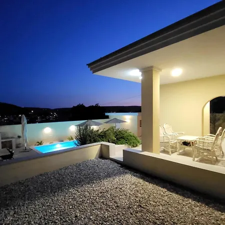 Bona - Private Pool Oasis