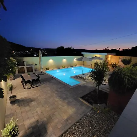 Bona - Private Pool Oasis
